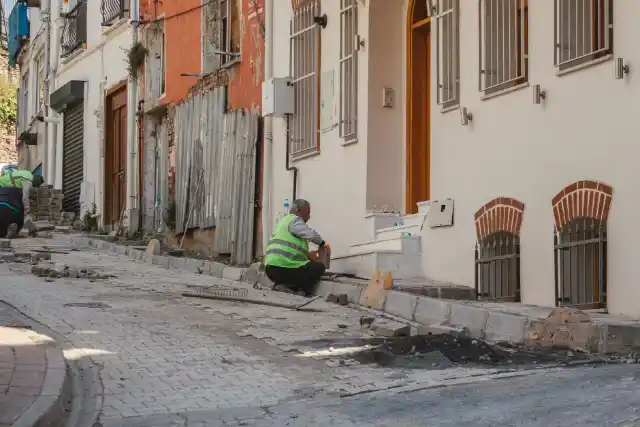 Construction workers carrying out repairs in urban setting | Charleston Concrete